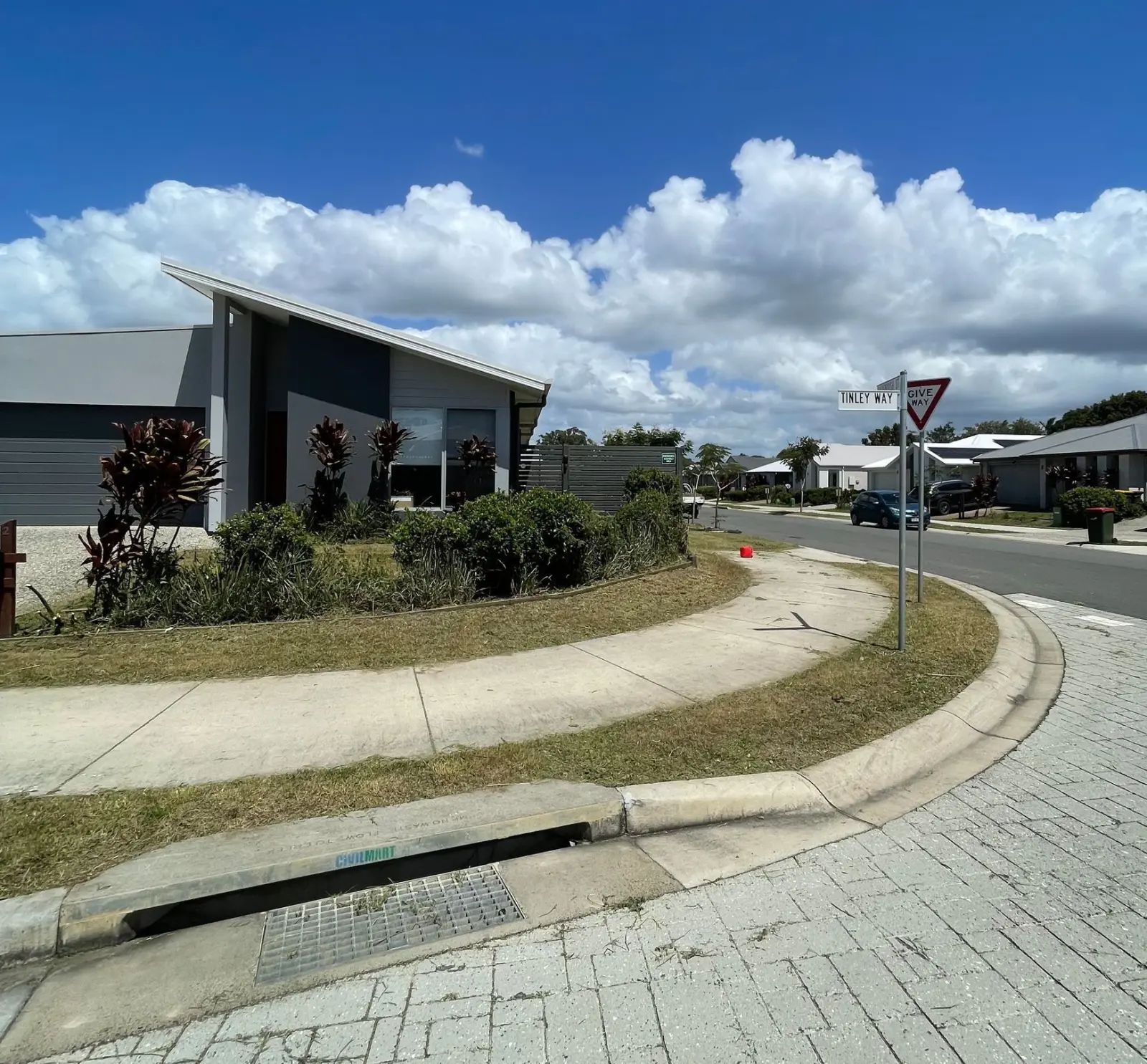 Clean sidewalk with fresh mulch and trimmed plants